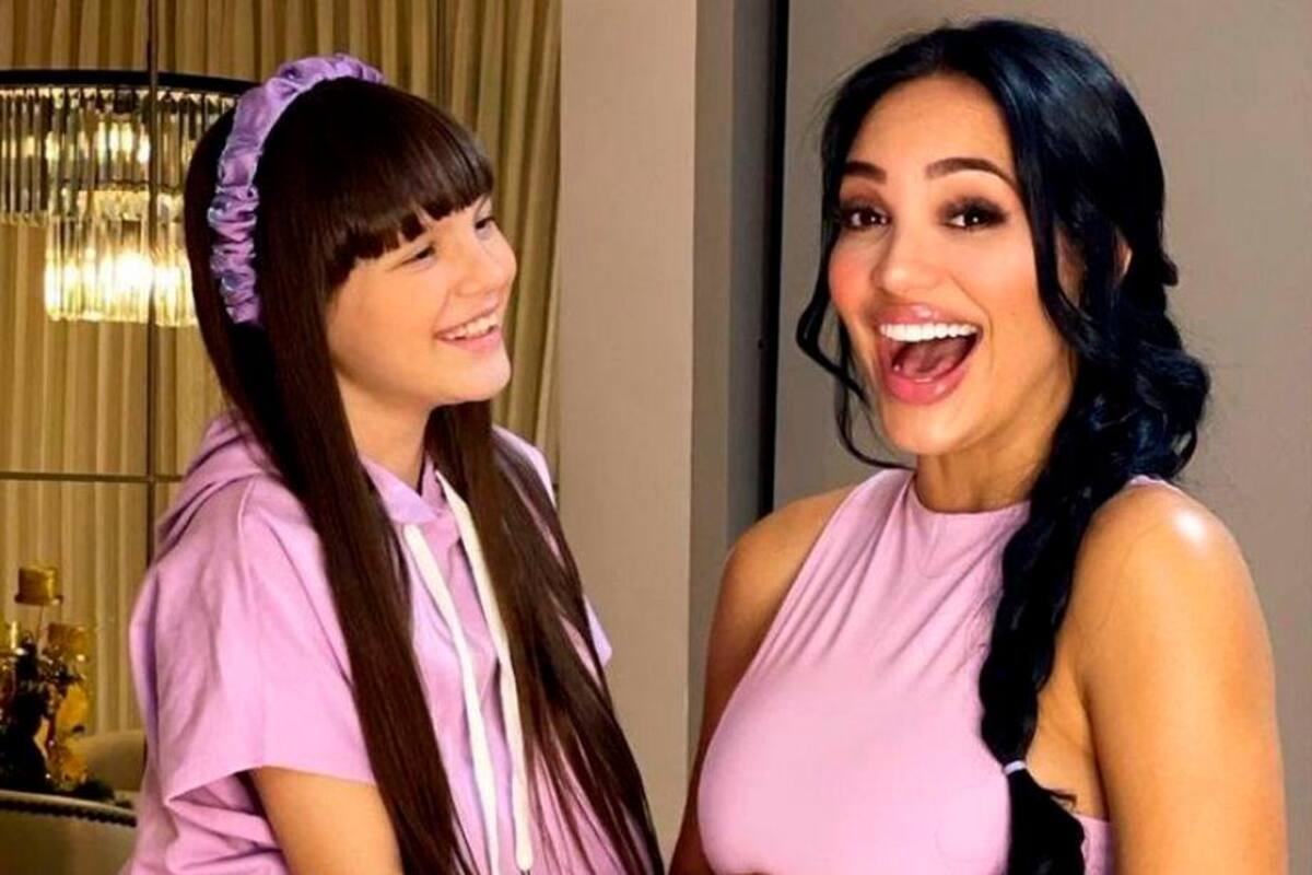 Empleada de Andrea Valdiri le paga a la hija de la influencer por lavar platos