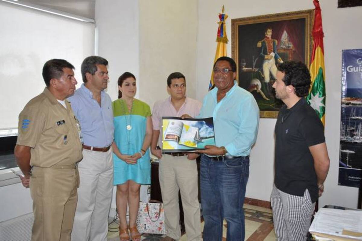 Dagoberto David, jefe técnico del CIOH (izquierda); Rafael del Castillo, director del Corredor Náutico; Antonella Farah, asesora de la Guía Náutica; Irvin Pérez, director de Planeación de la Corporación Turismo Cartagena de Indias; Campo Elías Terán Dix, alcalde de Cartagena y Luis Ernesto Araújo Rumié, presidente ejecutivo de la Corporación Turismo Cartagena de Indias. JULIO CASTAÑO EL UNIVERSAL