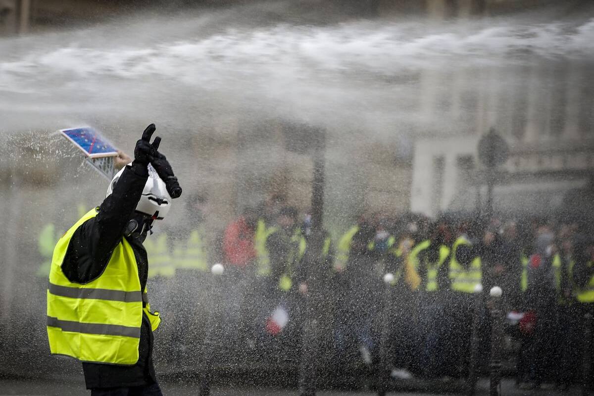 “Chalecos amarillos” hacen mella en la economía francesa