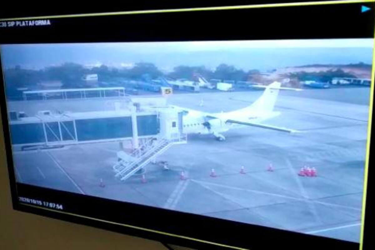Se choca avión contra puente de embarque en el Aeropuerto Palonegro