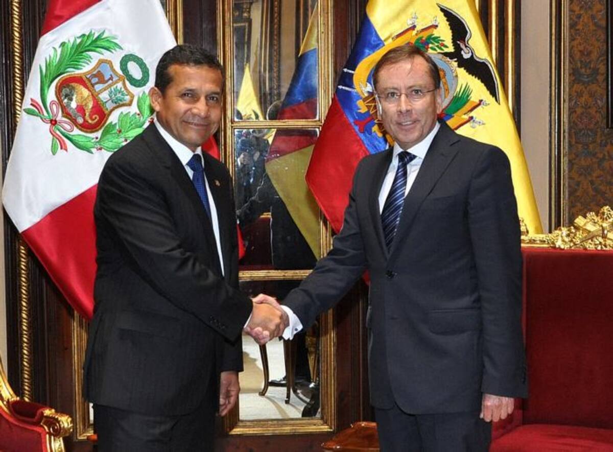 El presidente peruano Ollanta Humala (Izq) saluda al embajador ecuatoriano Rodrigo Riofrío AFP