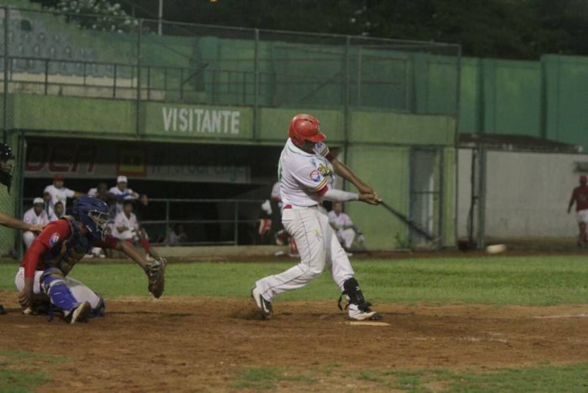 Yeiner Reales, bateador de Tigres de Arenal. LUIS APARICIO EL UNIVERSAL