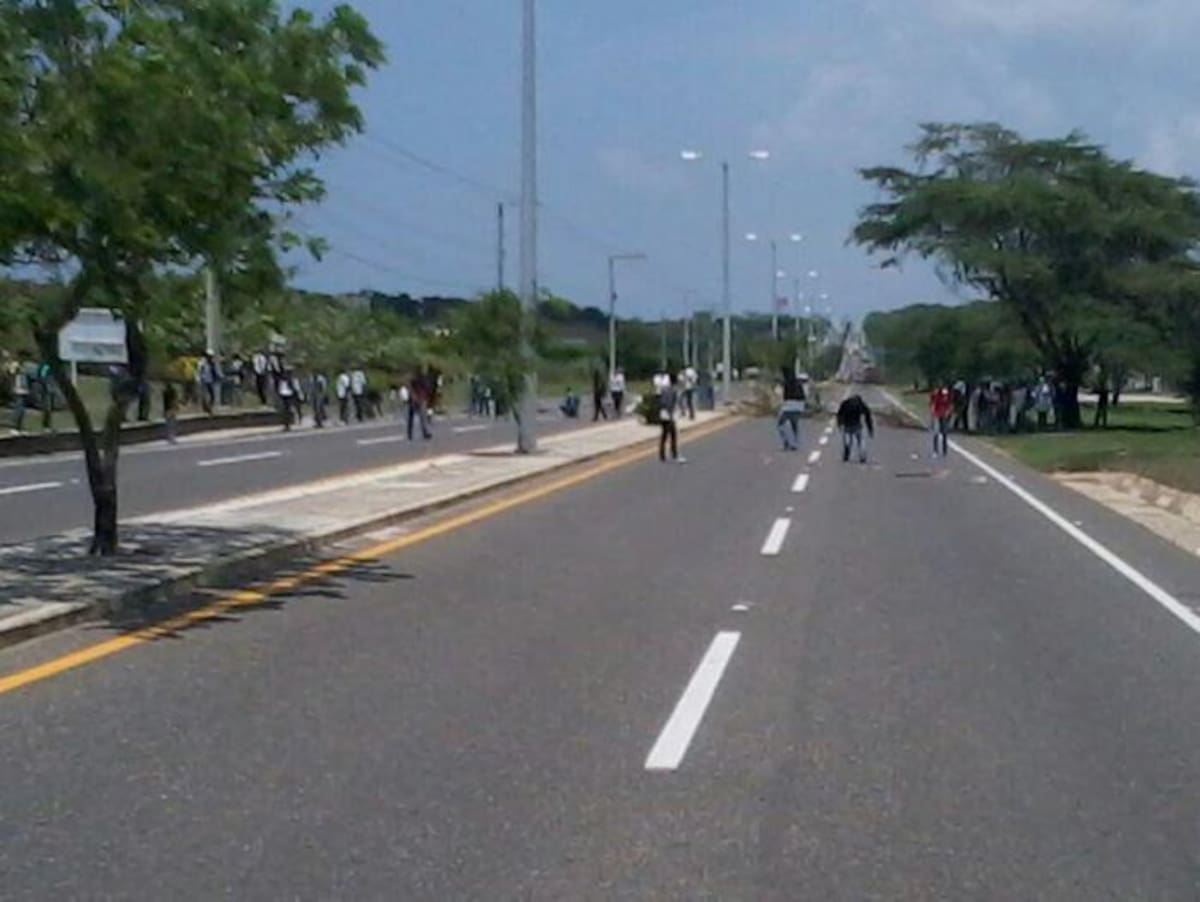Los estudiantes han protestado bloqueando esta importante vía. @cviaalmar