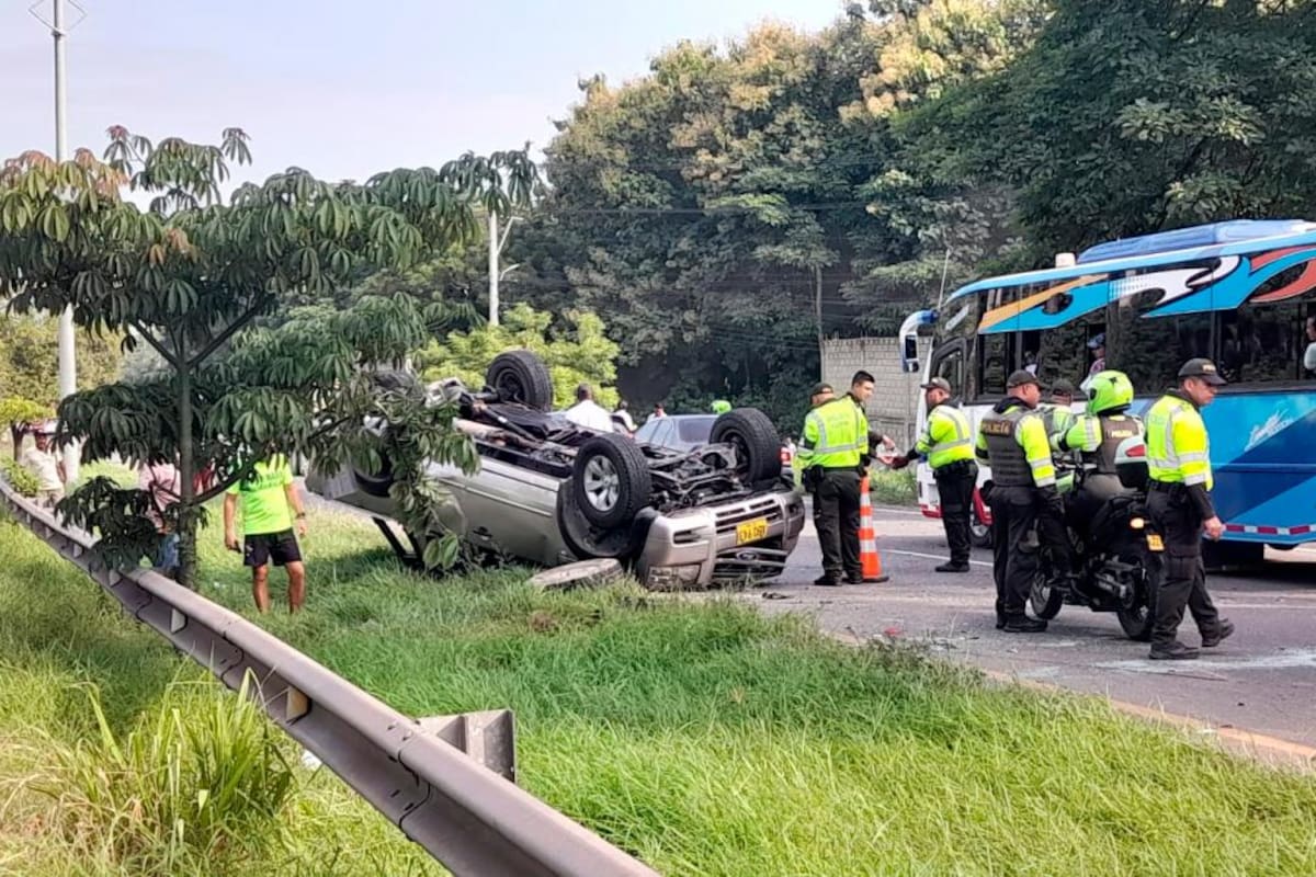 ¡Fuerte accidente! Camión quedó sin frenos y se llevó por delante 4 carros