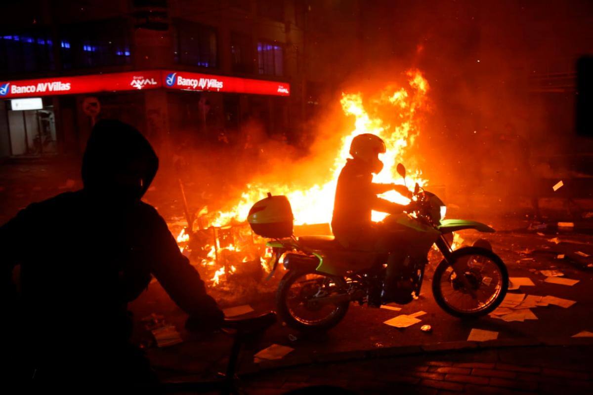 Las protestas empezaron en la tarde y se extendieron hasta altas horas de la noche. // Colprensa.