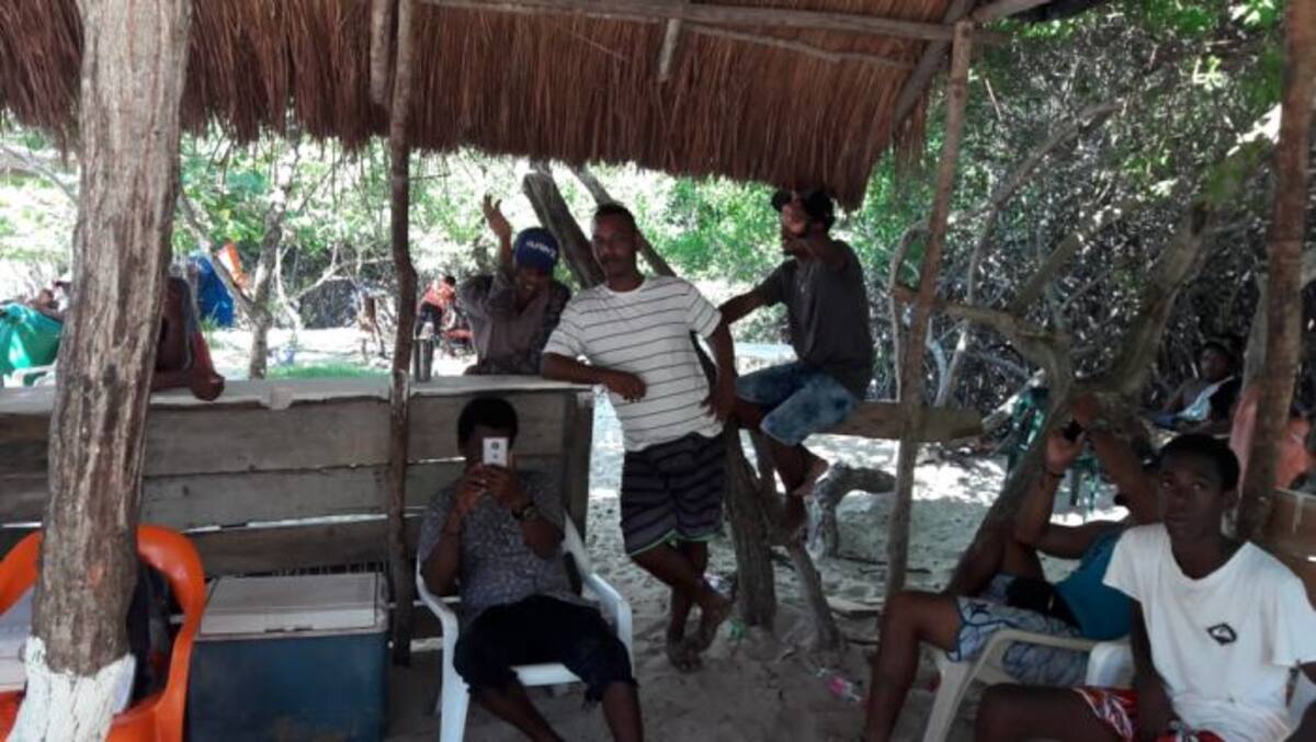 Los nativos involucrados en el cobro. Cortesía