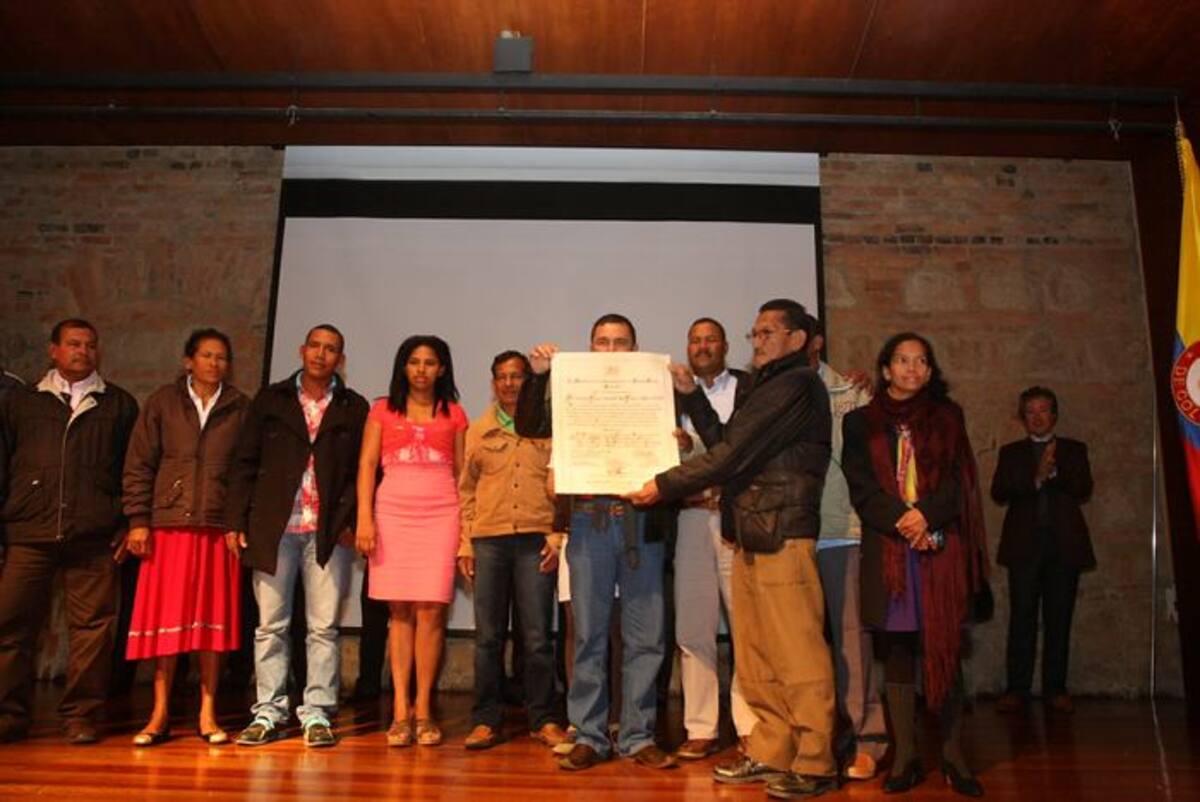 El Nacional de Paz fue entregado en Bogotá. Misael Payares Guerrero, presidente de Asocab, recibe el reconocimiento. Colprensa