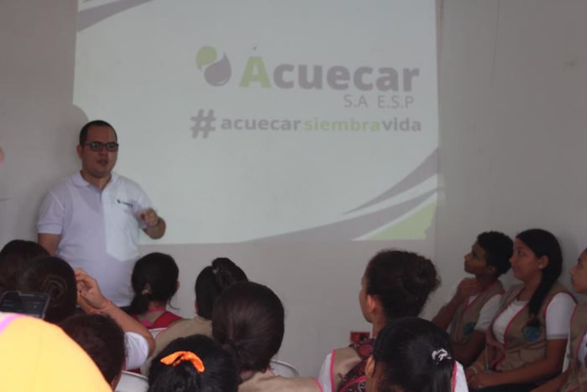 El agente especial de la empresa, Jesús Angulo Cardona, en charla con los estudiantes carmeros. LILA LEYVA VILLARREAL