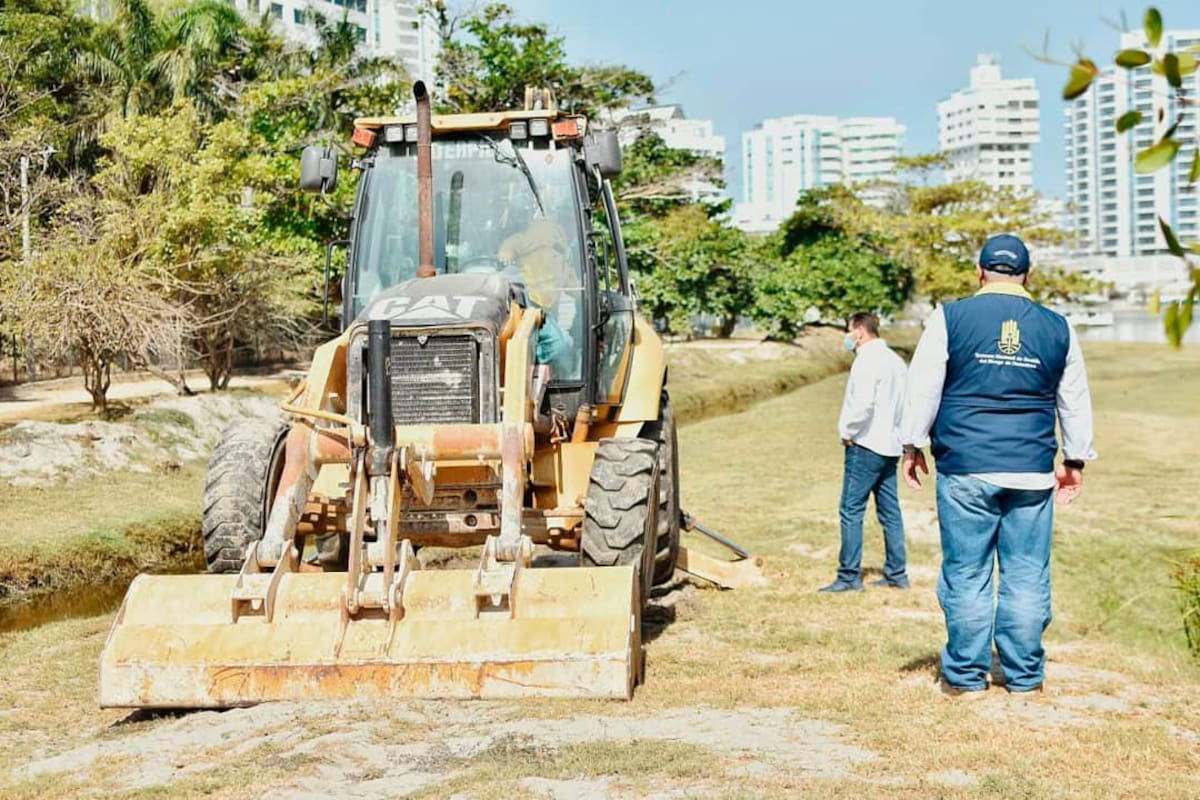 Con maquinaria amarilla, Distrito intervendrá El Laguito