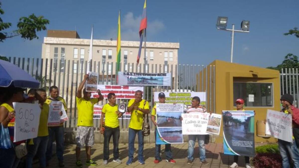 Los manifestantes exigen una mesa de diálogo con el gobernador de Bolívar, Dumek Turbay. Zenia Valdelamar- El Universal.