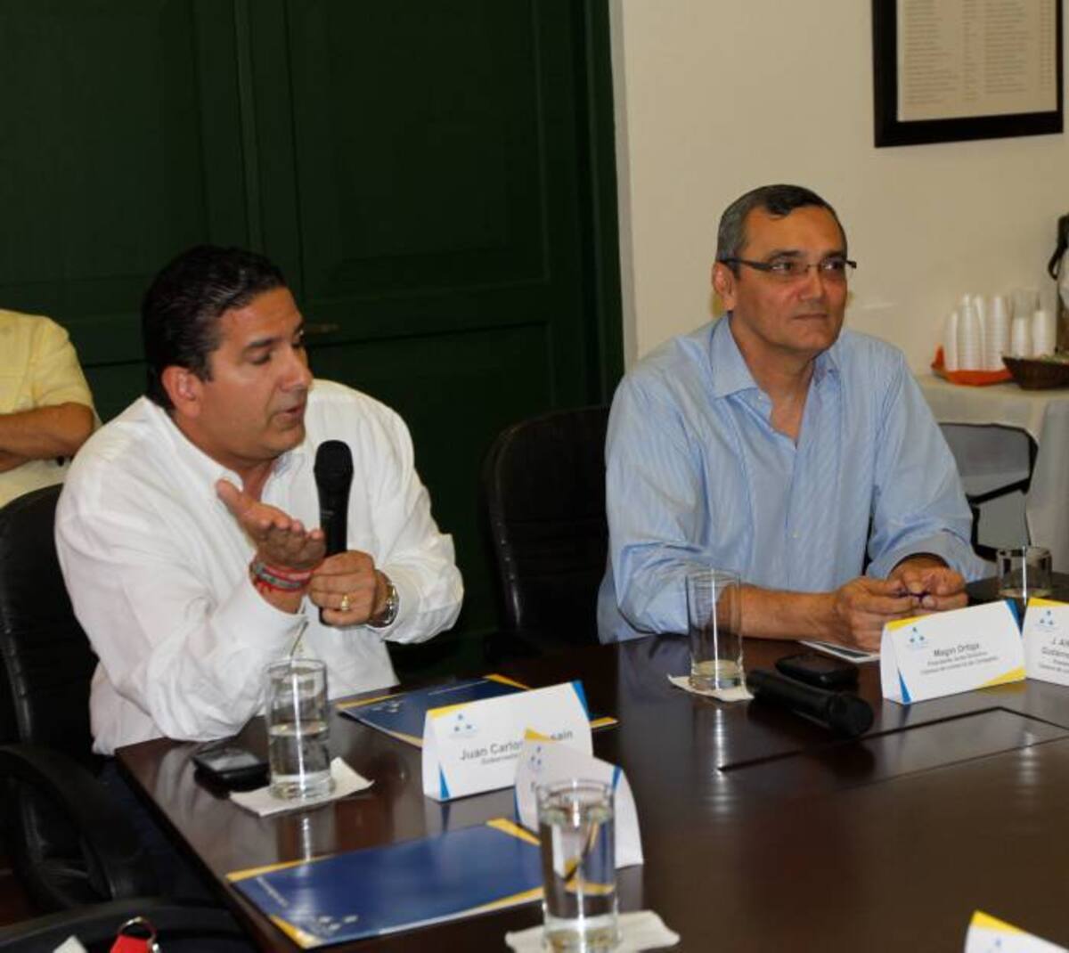 Juan Carlos Gossaín, gobernador de Bolívar (izquierda), dijo estar dispuesto a aportar recursos para garantizar la agilidad en las obras de Transcaribe. El presidente de la Cámara de Comercio de Cartagena, Alfonso Diaz, asegura que este ente hará seguimiento al cumplimiento de las fechas fijadas para terminar los trabajos del macroproyecto. AROLDO MESTE ALCÁNTARA - EL UNIVERSAL