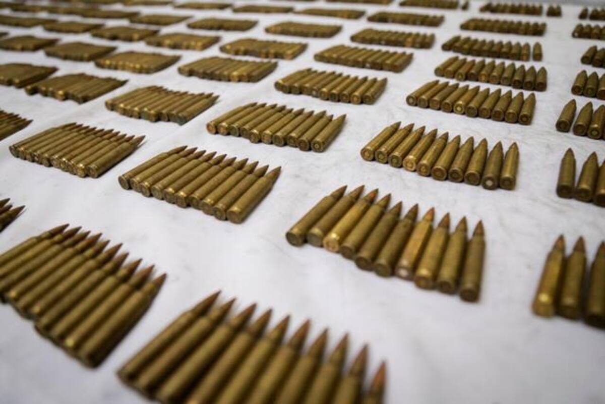 33 Fusiles, más de 30.000 cartuchos, dos granadas, material explosivo, munición, radios satelitales y hasta una ametralladora hallaron las autoridades. //Colprensa