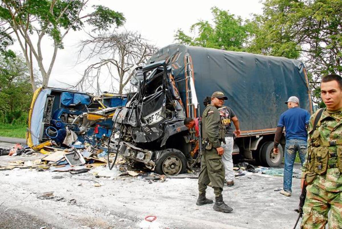 El trágico accidente de tránsito ocurrió a la 1:45 de la tarde de ayer. Los vehículos implicados quedaron destruidos.