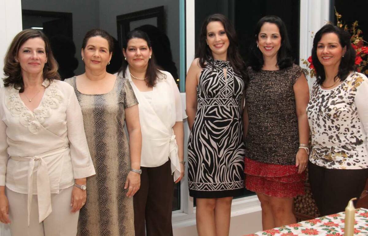 Alejandra Gómez, Amelia Gómez, Rosa Elena Gómez; la novia, María Margarita Emilani; Karla Vélez de Gómez y Cristina Gómez. fotos MARUJA PARRA/EL UNIVERSAL/