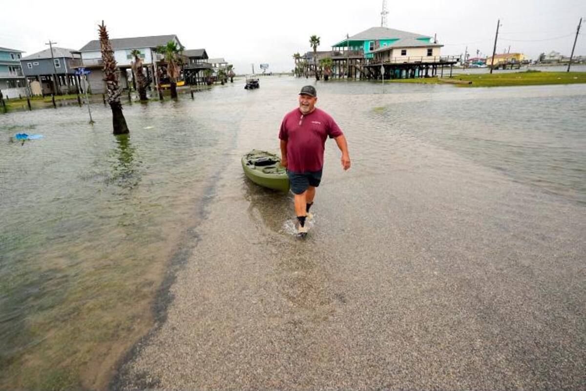 Nicholas se degrada a tormenta mientras descarga fuertes lluvias en Texas