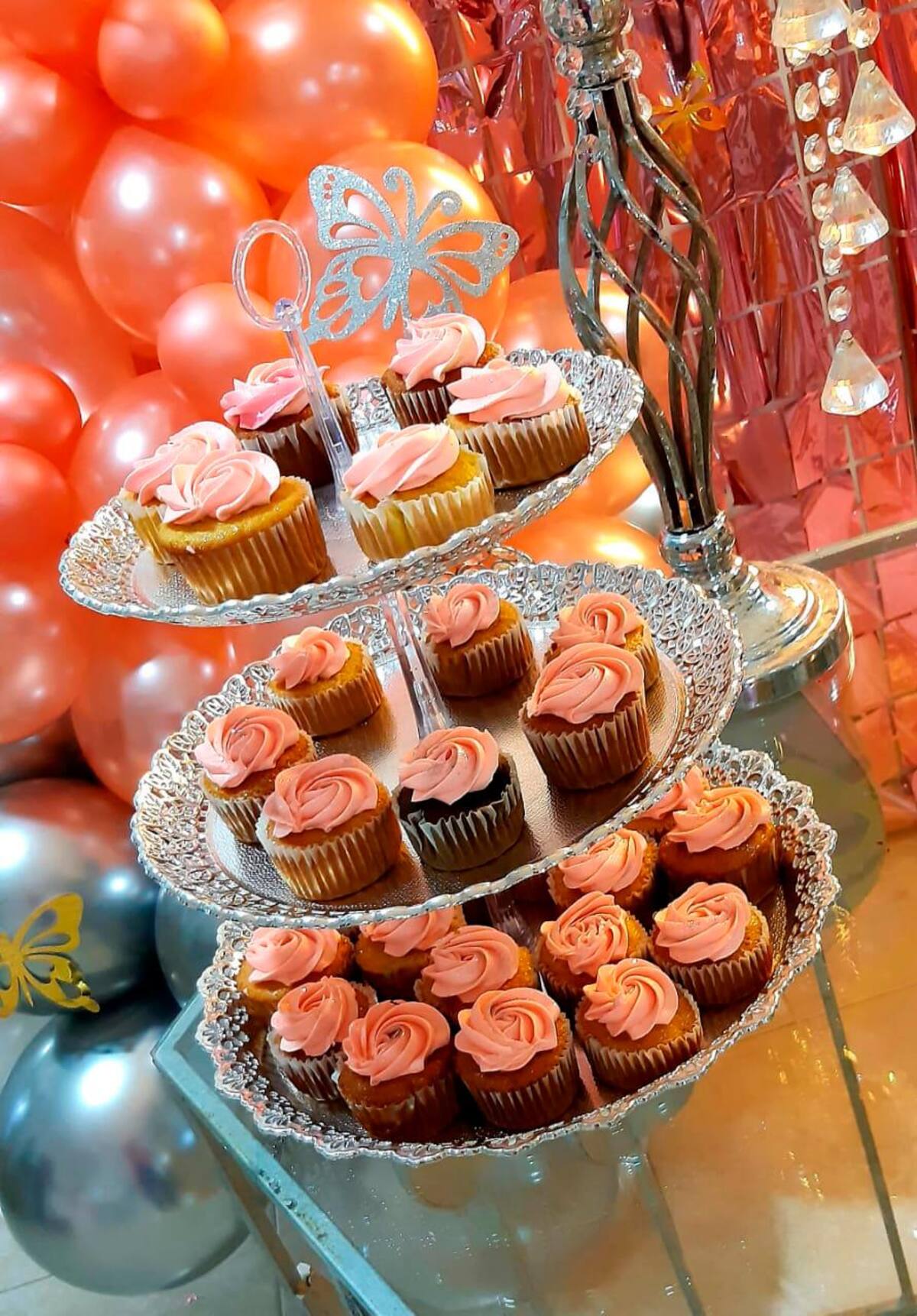 Los esposos venezolanos son expertos en preparación de tortas y postres para eventos.