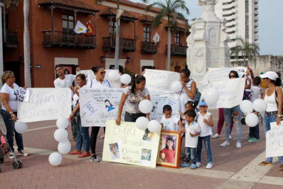 Niños y varios adultos se vistieron de blanco para pedir justicia por la muerte de la menor.