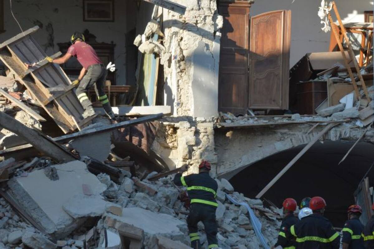 Los investigadores se centrarán en una serie de estructuras, entre las que está una escuela primaria de Amatrice que se derrumbó por el sismo. AFP ANDREAS SOLARO.