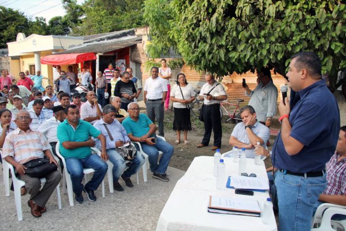 El alcalde de Corozal, Andrés Vivero, durante la integración de la veeduría ciudadana de las obras del puente. MANUEL SANTIAGO PÉREZ