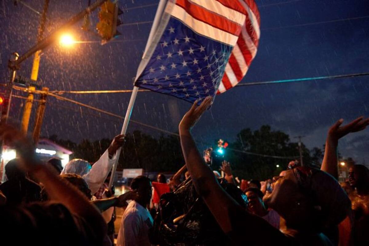 Desde temprano, cientos de personas se concentraron en el lugar donde murió hace un año Michael Brown AFP Michael B. Thomas