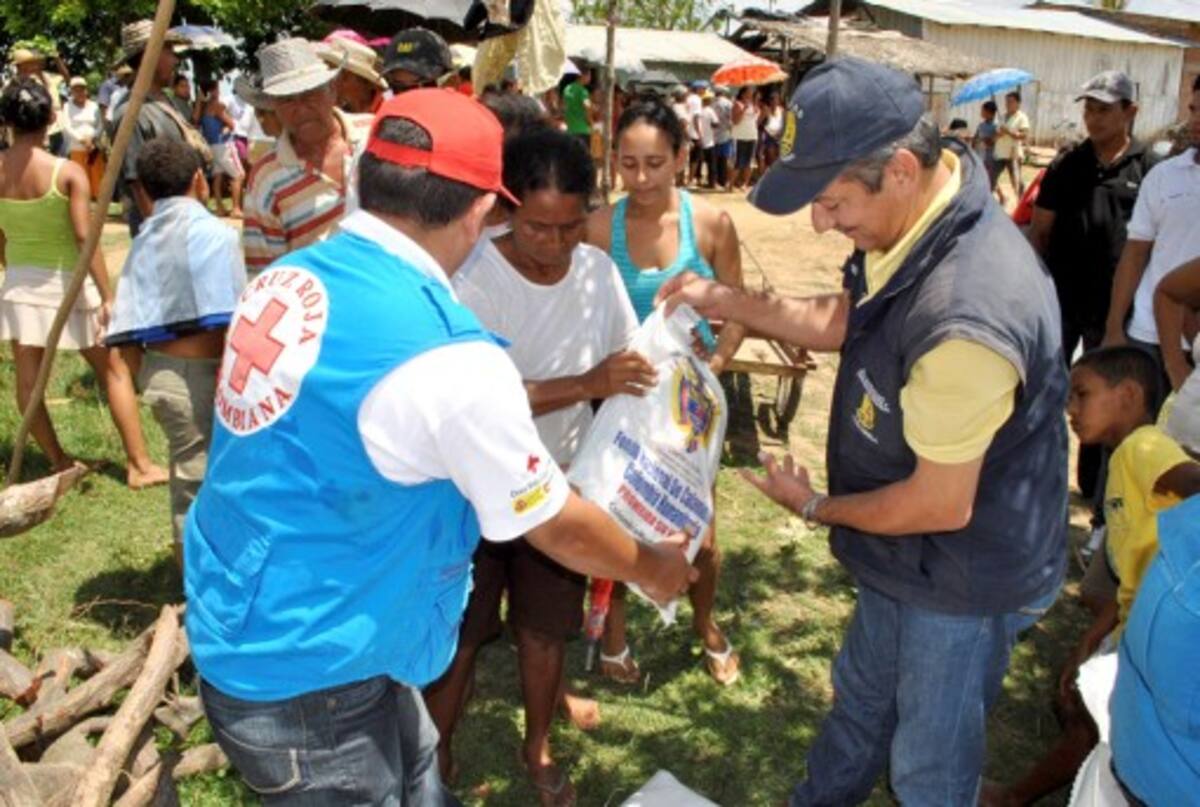 Juan Pablo Salcedo, de la Cruz Roja Colombiana; José Nicolás Vegas Lastre, de la Oficina de Prevención y Atención de Desastres y representantes de Colombia Humanitaria, estuvieron en el municipio de Sucre atendiendo a los habitantes damnificados con ayuda alimentaria.