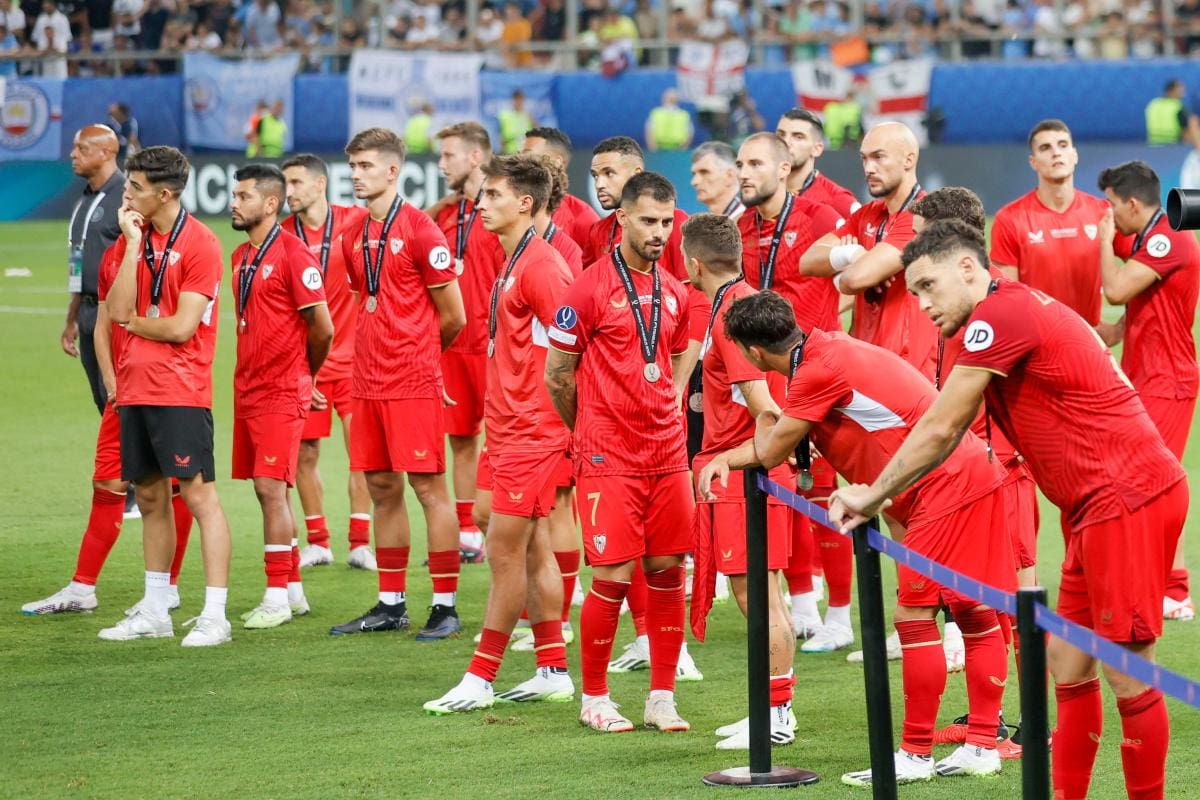Jugadores del Sevilla lamentan la derrota ante el City