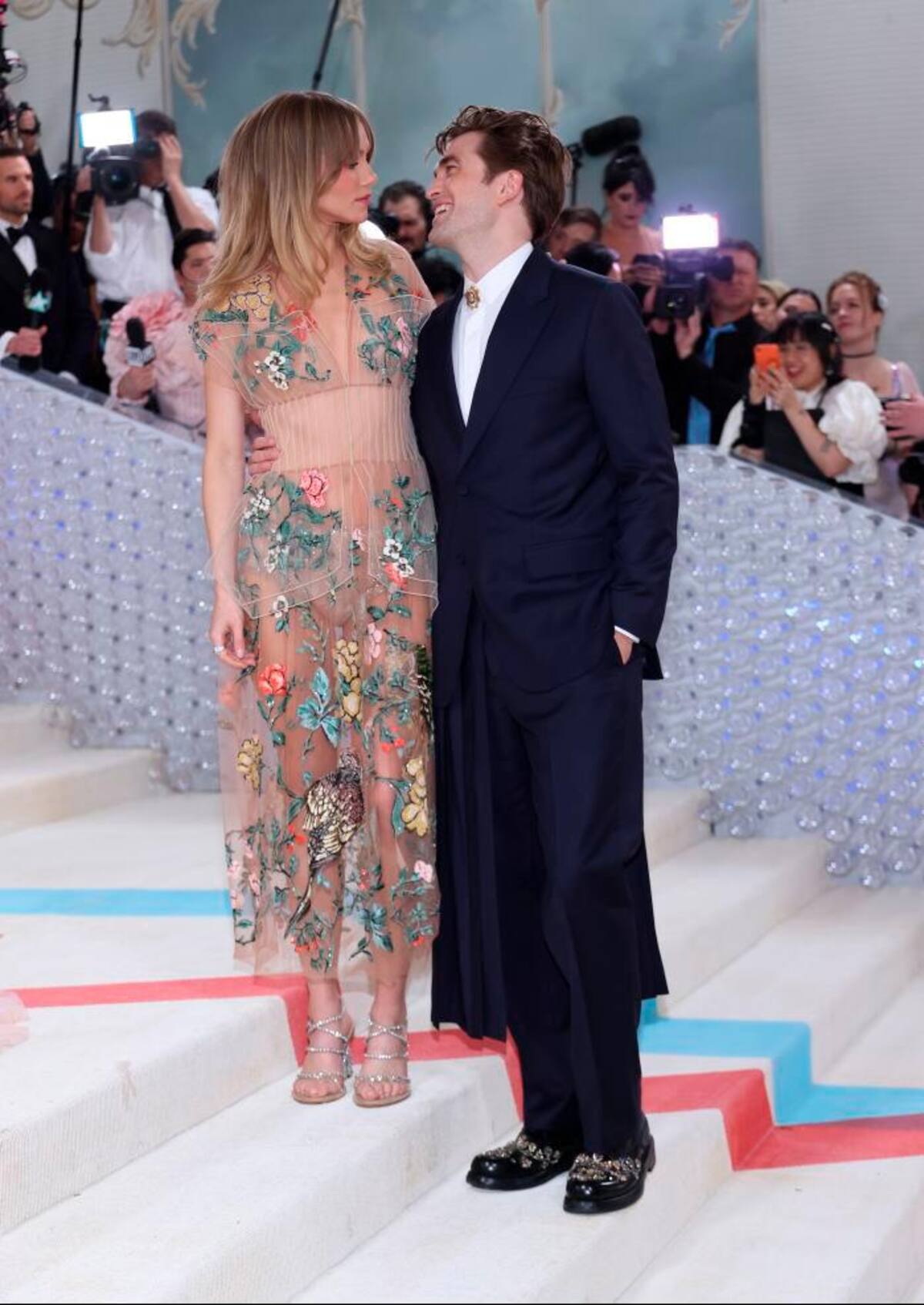 Suki Waterhouse y Robert Pattison. // EFE