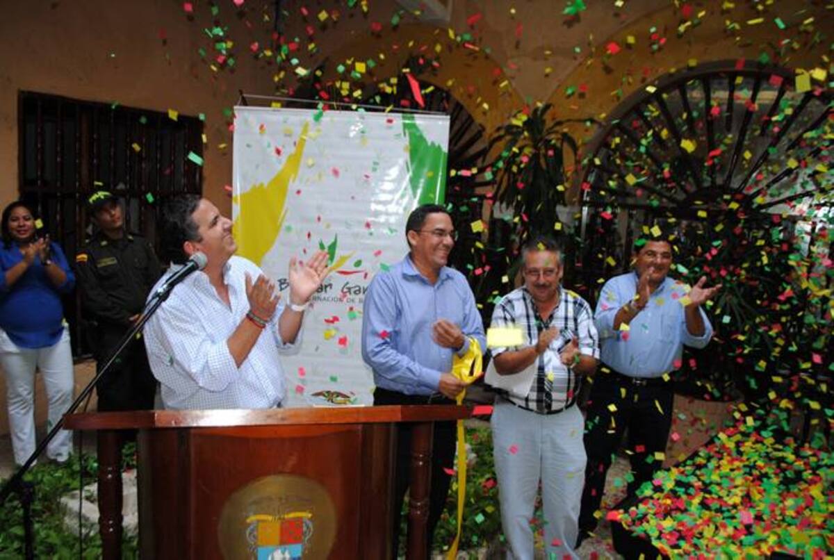 Juan Carlos Gossaín, gobernador de Bolívar, fue el encargado de anunciarla salida de Bolívar de la Ley de Quiebras, Prensa Gobernación de Bolívar
