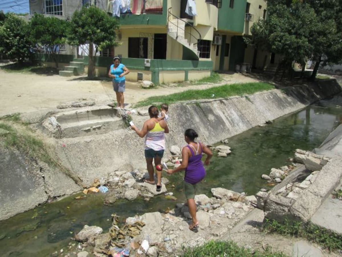 En estas condiciones quedó el puente, por el paso de las motos y la fuerza de las corrientes del Caño El Tabú en épocas de invierno. RUBÉN DARÍO ÁLVAREZ -EL UNIVERSAL.