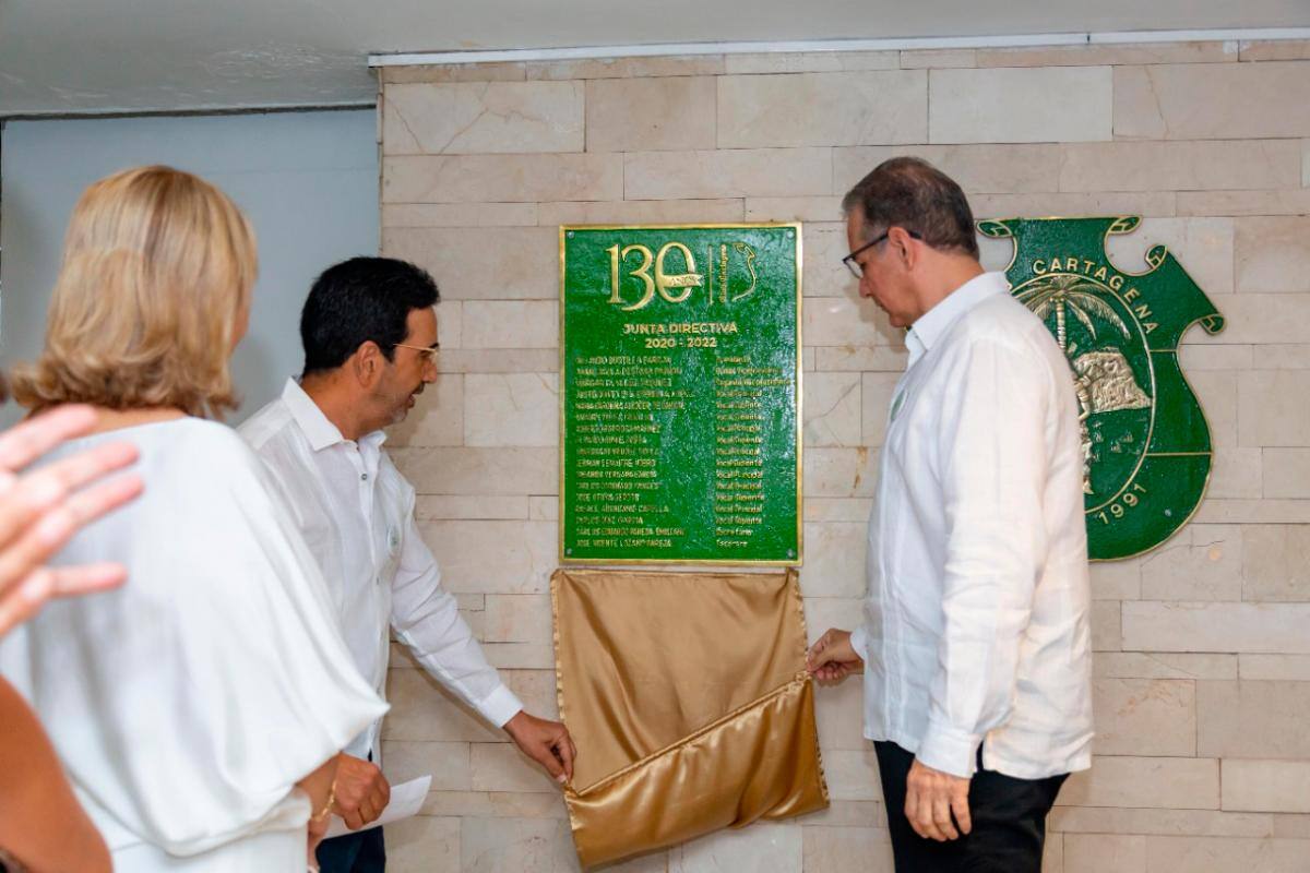 Momento en que se develó la placa de los 130 años del Club Cartagena.