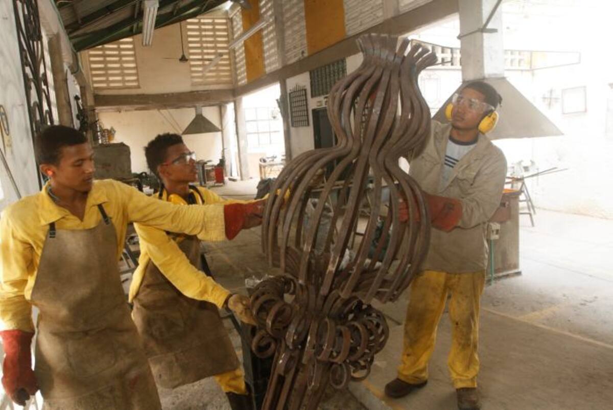 La Escuela Taller adelanta los trabajos de restauración de la farola de la Plaza Santo Domingo. JULIO CASTAÑO - EL UNIVERSAL