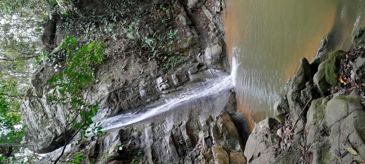La cascada ‘El Salto’, uno de los mayores atractivos turísticos de la vereda Casa de Piedra, al noroccidente de San Jacinto. // fotos HFA -EU.