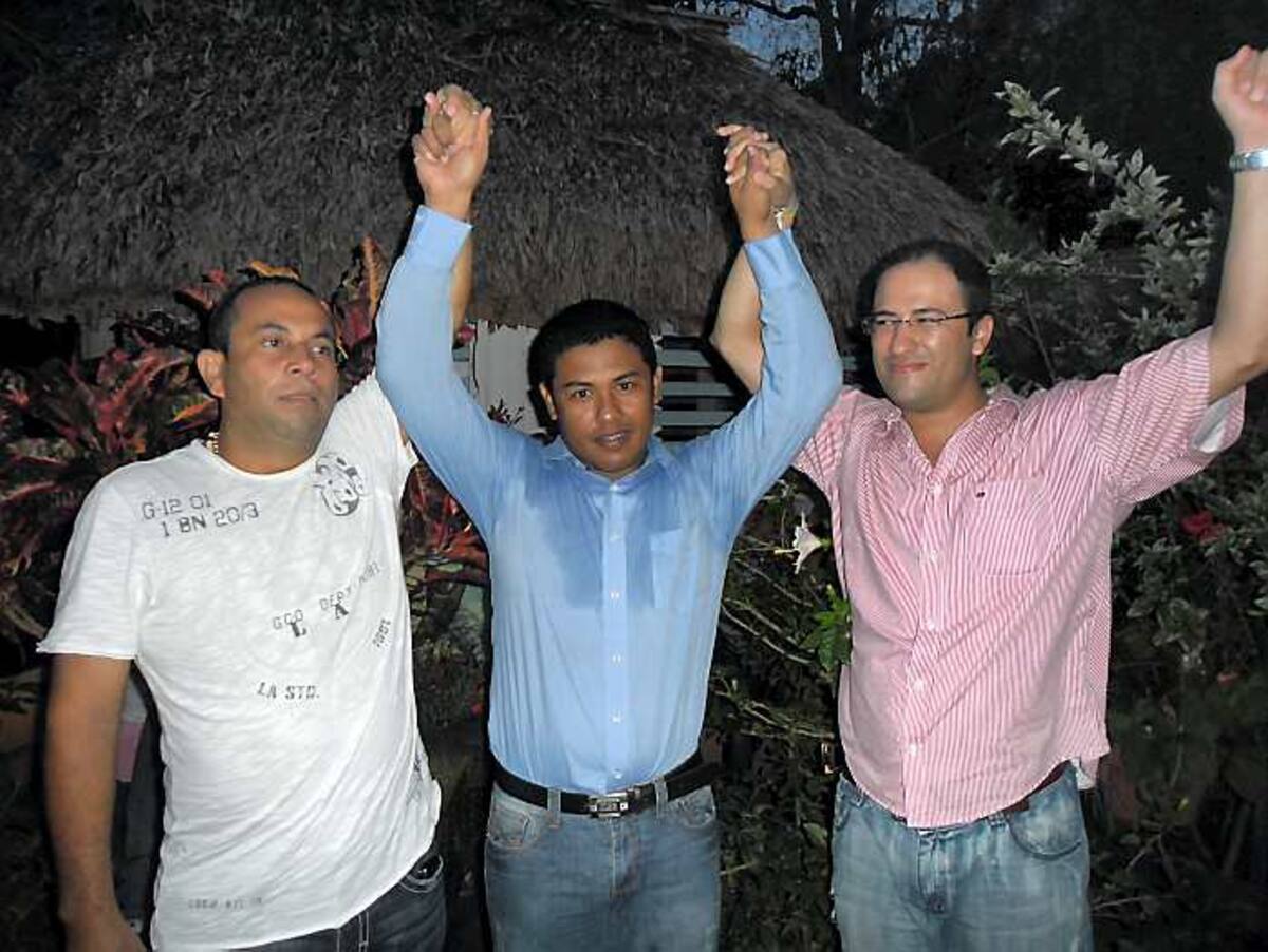El alcalde electo de Buenavista, Félix Gutiérrez; José Montes y el diputado Jorge Eduardo Benítez durante una reunión de agradecimientos en la vereda Costa Rica.