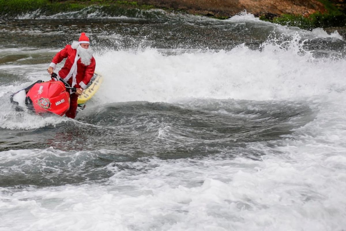 Papá Noel sustituyó el trineo por una moto acuática en Río de Janeiro