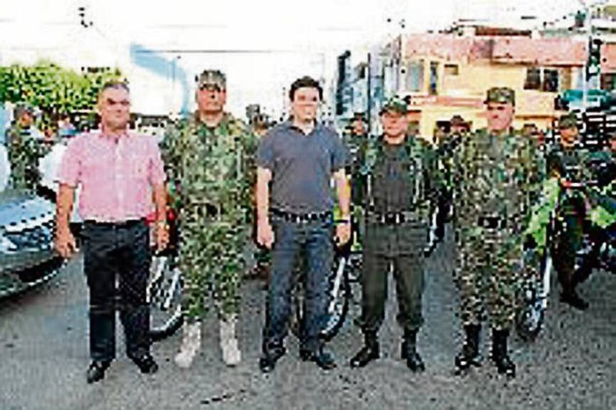 El gobernador Alejandro Lyons junto a autoridades militares y policiales analizaron situación de inseguridad en Córdoba.