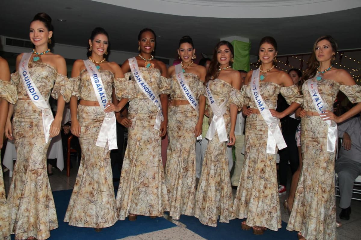 Candidatas a Señorita Colombia, en el Club Unión, con atuendos de Miguel Becerra.