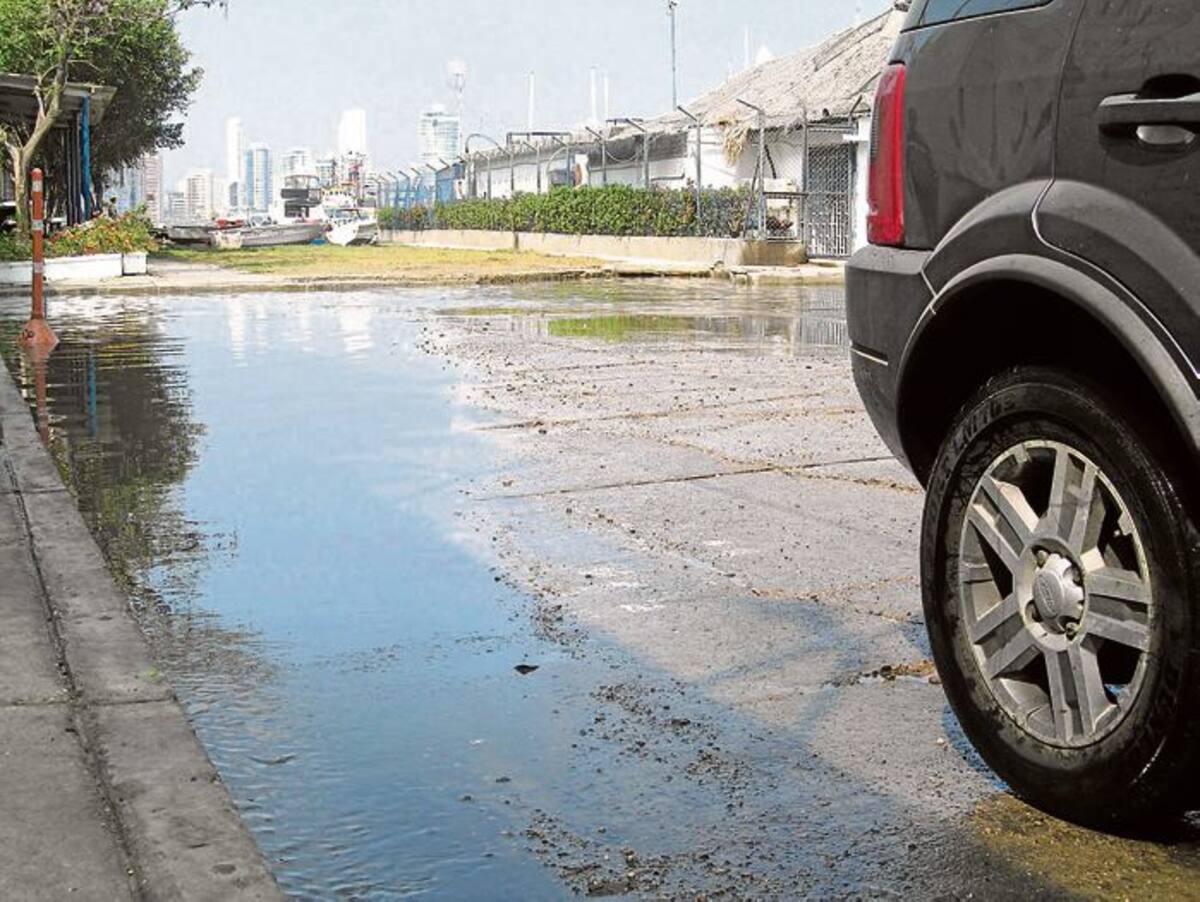 Unas compuertas resolvería el problema de inundaciones que periódicamente ocurre al final de la Calle Real de Manga. CARLOS CALDERA-GENTE BAHÍA