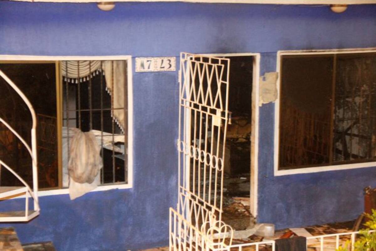 La reja de la puerta de entrada fue desprendida de la pared por los vecinos. NAYIB GAVIRIA - EL UNIVERSAL -