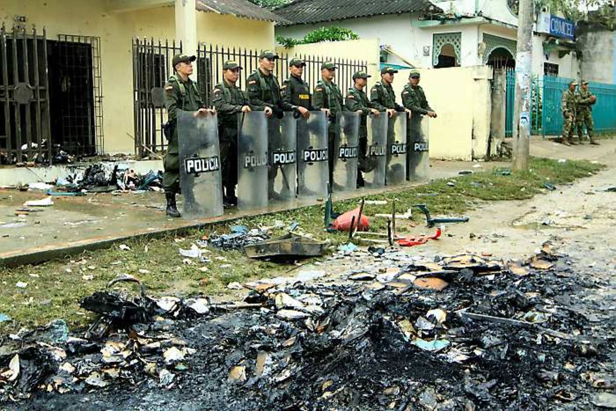 La Policía de Bolívar retomó el control en Villanueva luego de que una turba incendiara la Registraduría y apedreara la Alcaldía. JULIO CASTAÑO - EL UNIVERSAL