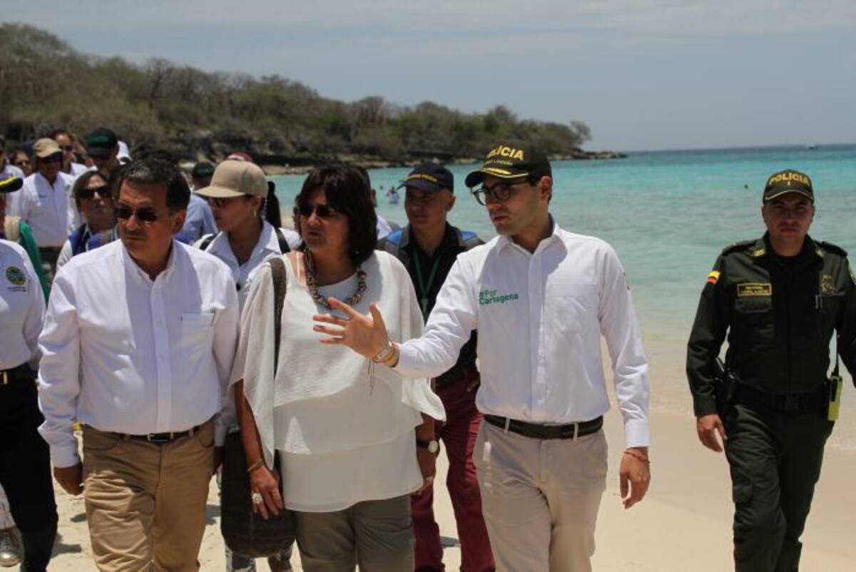La ministra y el alcalde (e) adquirieron compromisos para el ordenamiento de la playa. Oscar Diaz/ El Universal