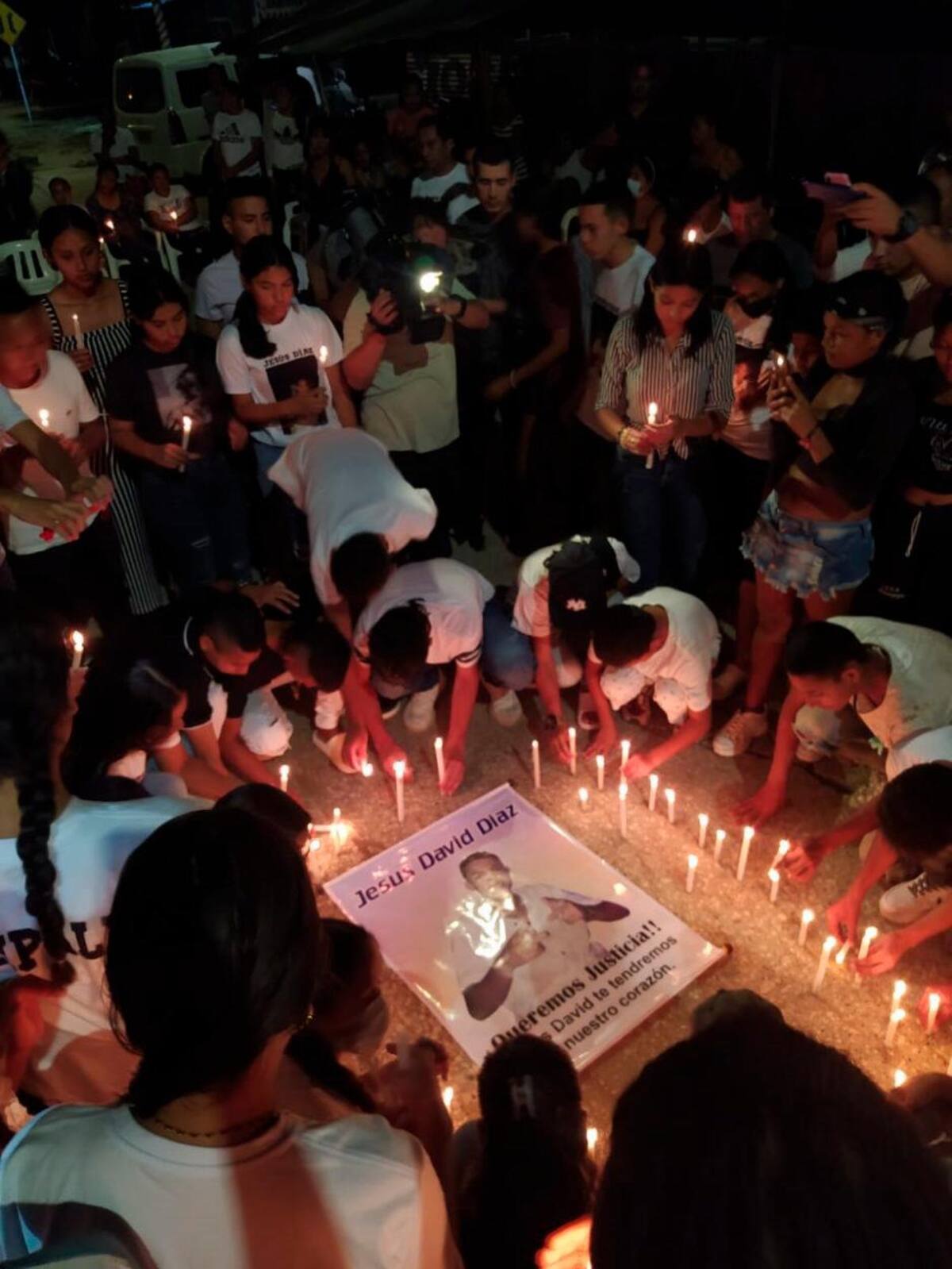 Velatón frente a la casa de uno de los asesinados en el Chochó.