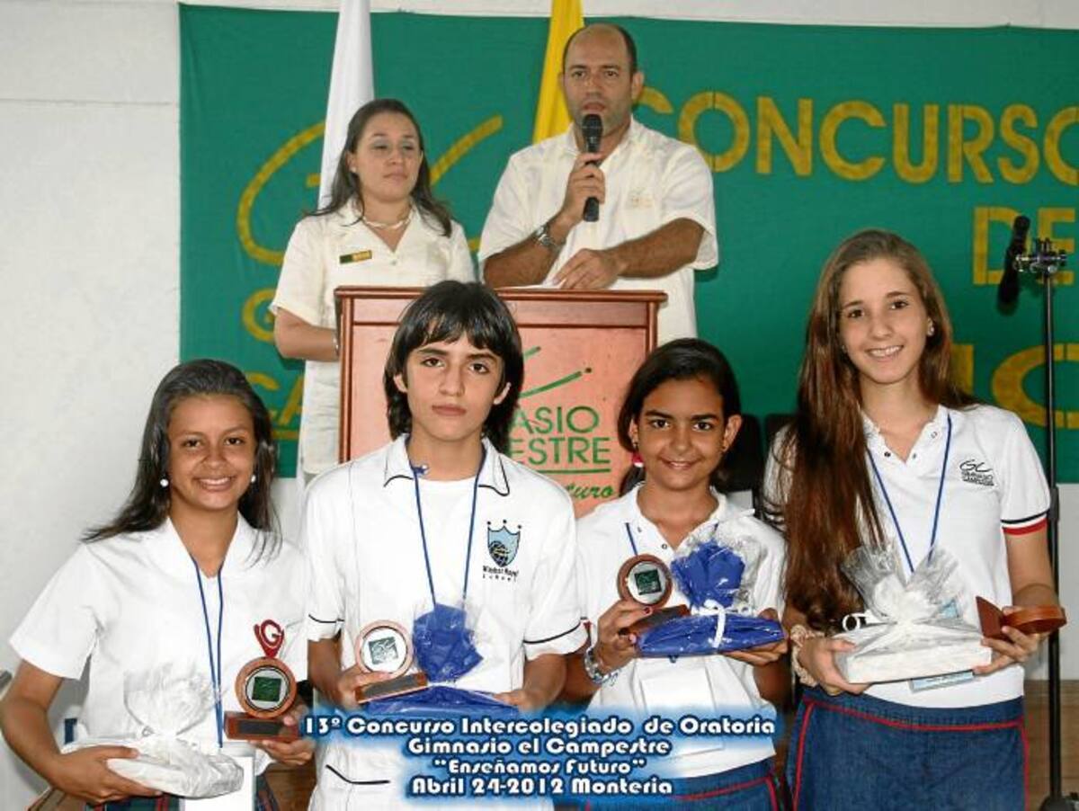 Miriam Campo, Sebastián Díaz, Isabela Berrío Arabia y María Camila Severiche Buelvas con los profesores Julio Marrugo y Saydith Díaz.