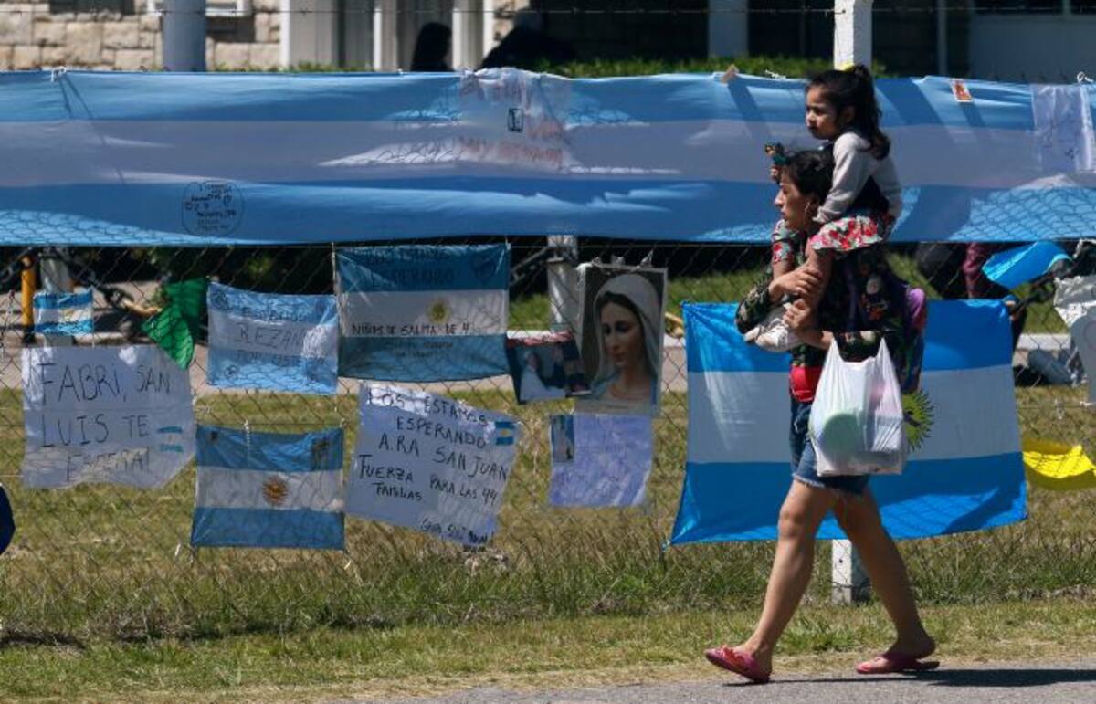 Una mujer observa los mensajes dedicados a los 44 tripulantes del submarino desaparecido. EFE