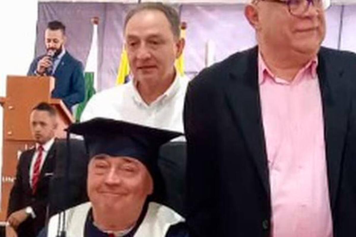 Video: Luis Fernando Montoya toma grado en su silla de ruedas