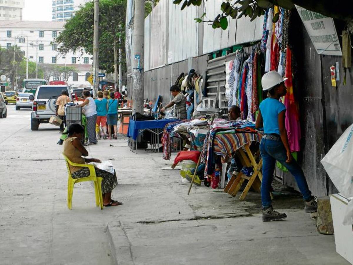 El andén de la Avenida San Martín entre calles 5 y 6 sigue ocupado de vendedores informales, quienes reclaman protección constitucional por principio de confianza legítima.