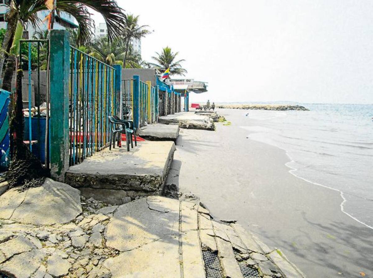 Prácticamente sin playa se ha quedado El Laguito. PEDRO TORRES, GENTE BAHÍA - EL UNIVERSAL