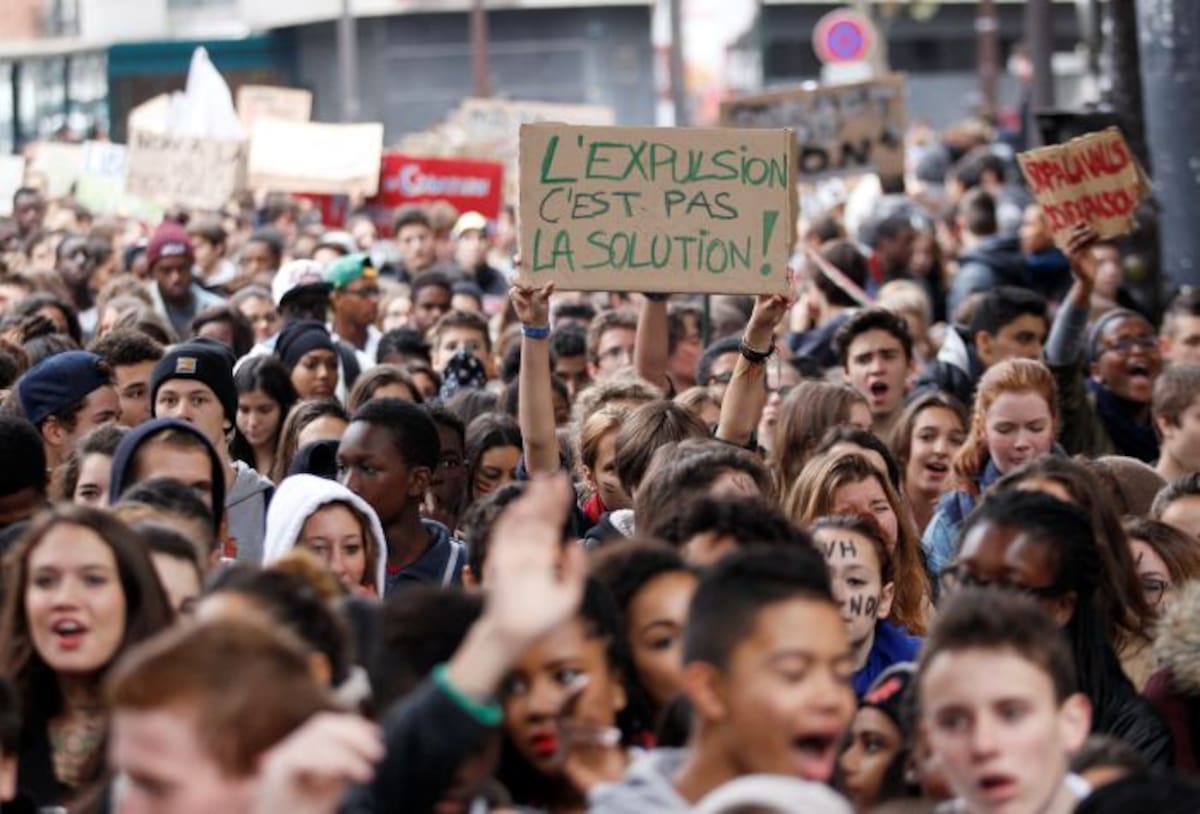 Los estudiantes piden que Leonarda Dibrani y Khashik Kashatryan vuelvan a Francia. AP Christophe Ena