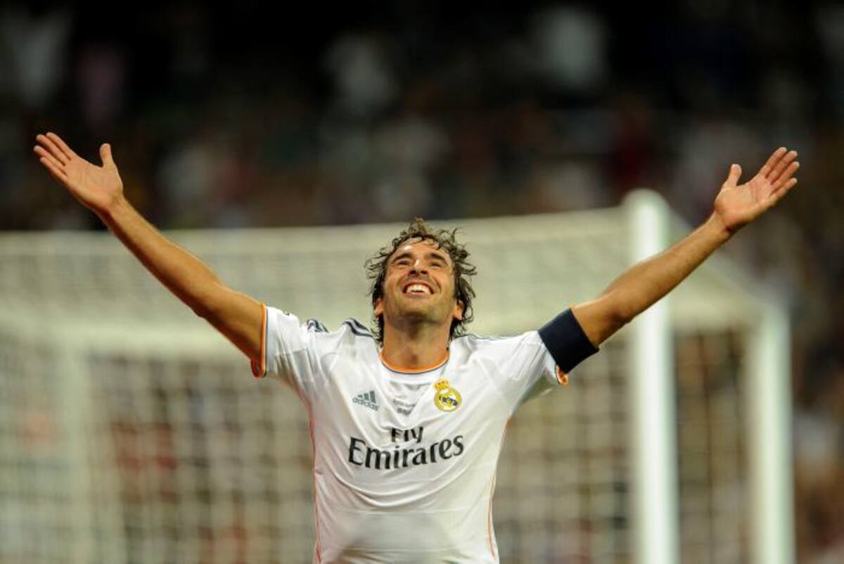 Raúl volvió a portar la cinta de capitán de Real Madrid después de tres años. AFP