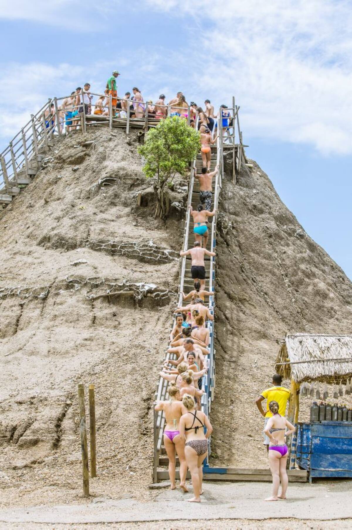 El predio del volcán no está inscrito en el Catastro de Santa Catalina, Bolívar, ni en el de Piojó, Atlántico; pero los predios que lo rodean están inscritos en Santa Catalina y sus matrículas corresponden a la Oficina de Registro de Instrumentos Públicos de Cartagena. Fernando Parra.