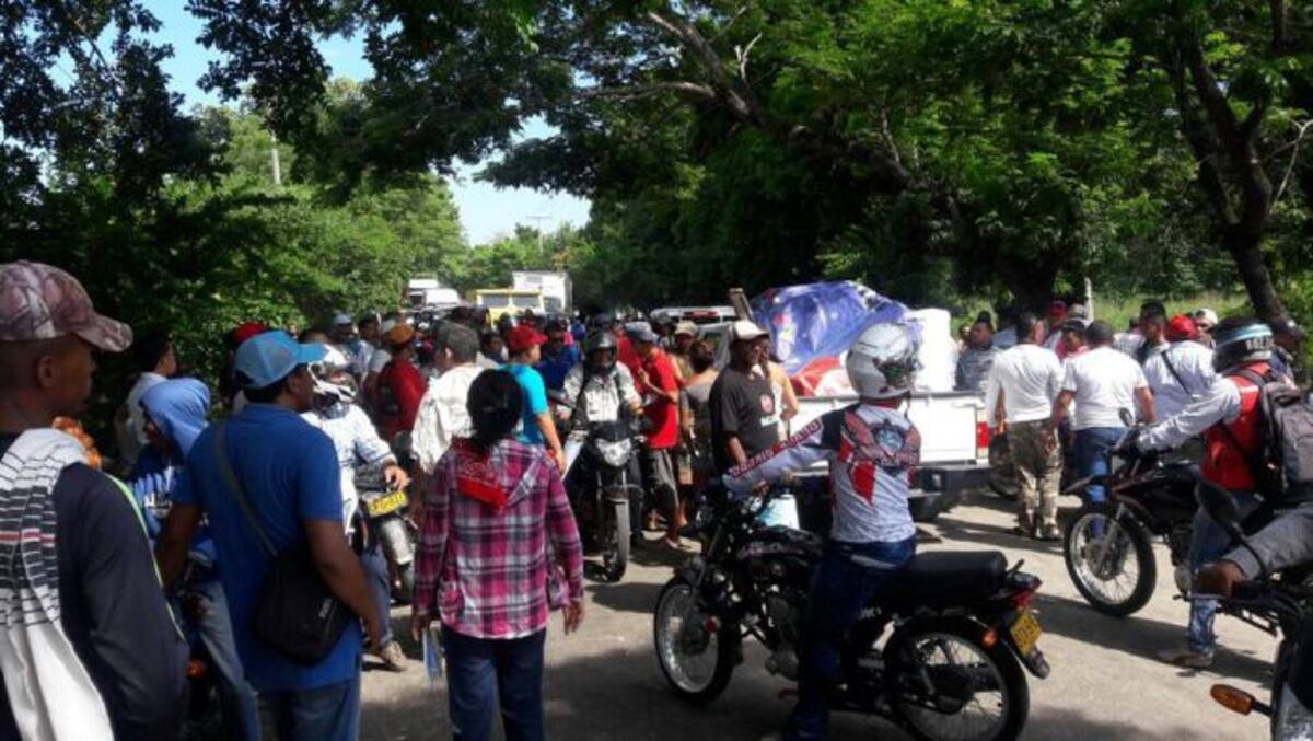 Residentes de Villa Juliana bloquearon ayer la carretera nacional, a la altura del barrio El Milagro. Cortesía